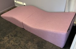 Softline Easy lenestol / hvilestol / loungemøbel i lilla stoff, pent brukt