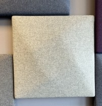 Lydabsorbent for veggmontering fra Kinnarps i lyst grått stoff, modell Oktav, 54x54cm, pent brukt