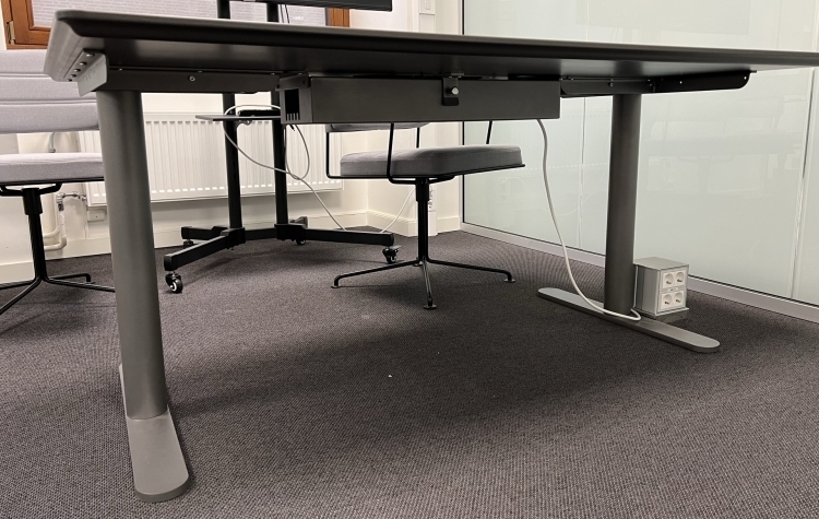 Møtebord i mørk grå linoleum / mørk