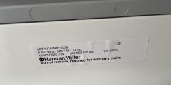 Kontorstol i mørk grå mesh / lys grå base og armlene fra Herman Miller, modell Mirra 2, pent brukt 2019-modell