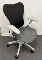 Kontorstol i mørk grå mesh / lys grå base og armlene fra Herman Miller, modell Mirra 2, pent brukt 2019-modell