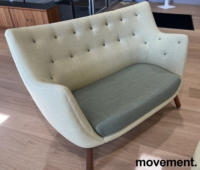 Solgt!2-seter sofa i lyst grønt stoff med - 1 / 3