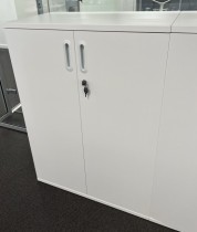 Skap i hvitt fra Herman Miller, modell Paragraph, 3 permhøyder, bredde 80cm, høyde 110cm, pent brukt