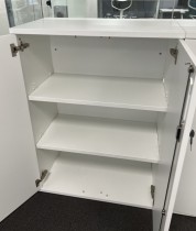 Skap i hvitt fra Herman Miller, modell Paragraph, 3 permhøyder, bredde 80cm, høyde 110cm, pent brukt