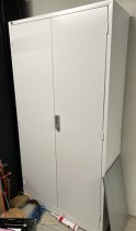 Stålskap fra AJ Produkter i hvitt, høyskap 190cm høyde, 98cm bredde, 40cm dybde, pent brukt