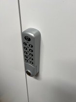 Stålskap fra AJ Produkter i hvitt, høyskap 190cm høyde, 98cm bredde, 40cm dybde, pent brukt