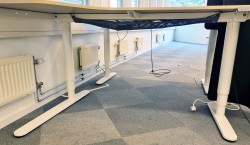 IKEA Bekant elektrisk hevsenk i eik / hvitt, 160x110cm, venstreløsning, pent brukt