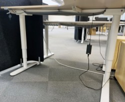 IKEA Bekant elektrisk hevsenk i eik / hvitt, 160x110cm, høyreløsning, pent brukt