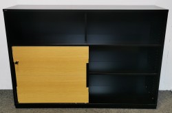 Skap med skyvedører i sort/eik fra Edsbyn, bredde 160cm, høyde 114cm, pent brukt