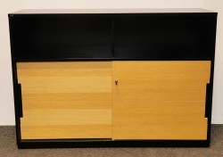 Skap med skyvedører i sort/eik fra Edsbyn, bredde 160cm, høyde 114cm, pent brukt