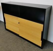 Skap med skyvedører i sort/eik fra Edsbyn, bredde 160cm, høyde 114cm, pent brukt