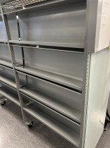 Bokhylle / reol på hjul for Bibliotek e.l. i grålakkert metall / frostet glass, dobbel, 3 fag, 4 høyder, pent brukt