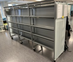 Bokhylle / reol på hjul for Bibliotek e.l. i grålakkert metall / frostet glass, dobbel, 3 fag, 4 høyder, pent brukt