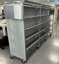 Bokhylle / reol på hjul for Bibliotek e.l. i grålakkert metall / frostet glass, dobbel, 3 fag, 4 høyder, pent brukt