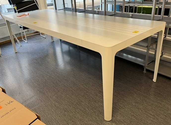 Barbord i hvitt fra Materia, modell