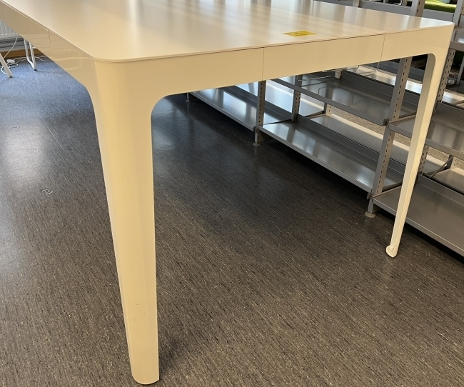 Barbord i hvitt fra Materia, modell