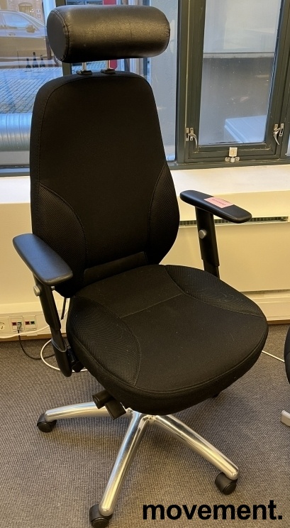 Solgt!Kontorstol i sort stoff med høy - 1 / 2