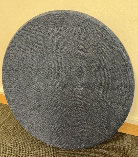 Rund, vegghengt lydabsorbent fra