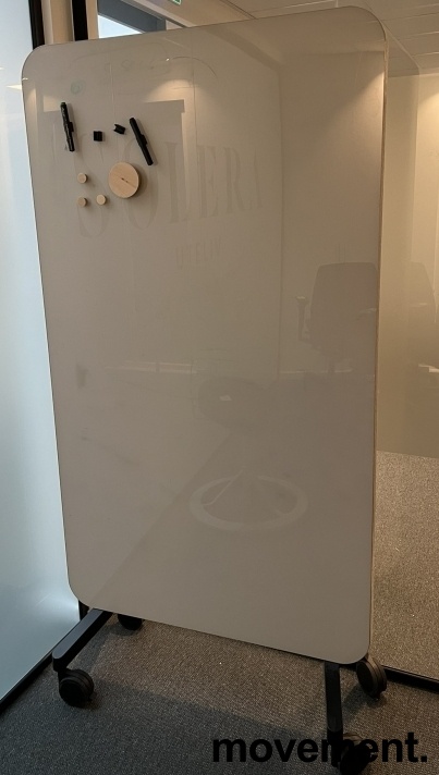 Solgt!Whiteboard i glass på hjul fra - 1 / 2