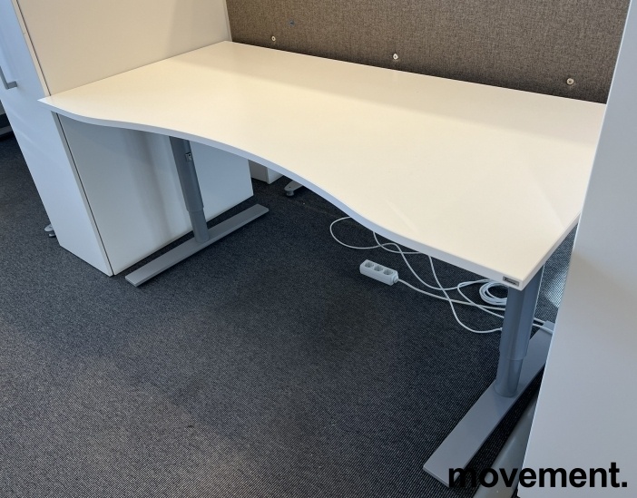 Solgt!Skrivebord fra Kinnarps i hvitt / - 1 / 3