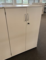 Kinnarps E-serie skap med dører i hvitt, 3 permhøyder, bredde 80cm, høyde 125cm, pent brukt