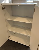 Kinnarps E-serie skap med dører i hvitt, 3 permhøyder, bredde 80cm, høyde 125cm, pent brukt