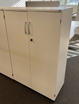 Kinnarps E-serie skap med dører i hvitt, 3 permhøyder, bredde 80cm, høyde 125cm, pent brukt