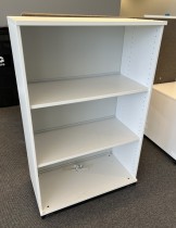 Bokhylle / ringpermreol i hvitt fra Kinnarps, E-serie, 3permhøyder, bredde 80cm, høyde 125cm, pent brukt