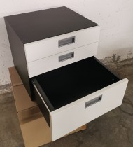 Innmat / skuffer i hvitt til skap med 3 skuffer, 34cm bredde, 34cm dybde, 33cm høyde, pent brukt