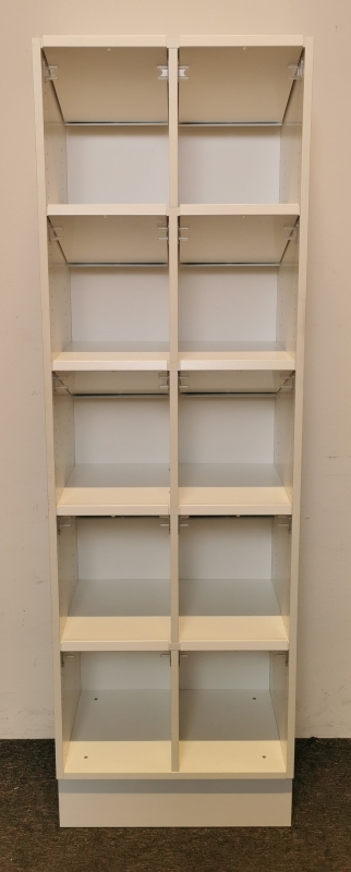 Brosjyrehylle med 10 rom i hvit fra