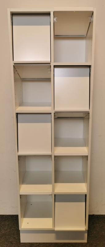 Brosjyrehylle med 10 rom i hvit fra