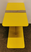 Loungebord i gul med grå stropp fra - 2 / 3