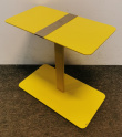 Loungebord i gul med grå stropp fra - 1 / 3