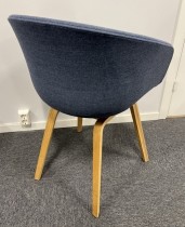 HAY About a chair AAC 23 NYTRUKKET i blått stoff, ben i såpet eik, pent brukt
