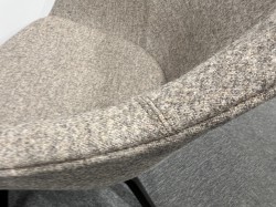 Loungestol / lenestol i varmgrått ullstoff fra Hay, About a lounge low AAL 83, sortlakkerte ben, NYTRUKKET