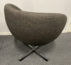 ForaForm Planet Loungestol i brun/gråmelert ullstoff / krom, design: Svein Ivar Dysthe, Norsk klassiker, NYTRUKKET