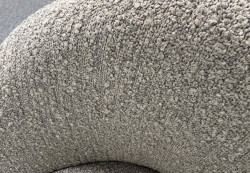 ForaForm Planet Loungestol i varmgrått boucle-stoff / krom, design: Svein Ivar Dysthe, Norsk klassiker, NYTRUKKET