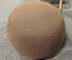 Artig sittepuff fra Arper i brunt stoff, modell Pix 67, Ø=67cm, NYTRUKKET