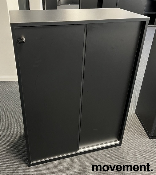 Solgt!Skap med skyvedører i sort fra - 2 / 4
