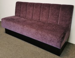 Pent brukt 2-seter sofa / sofabenk i lilla stoff fra Niche, bredde 172cm, pent brukt