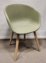 HAY About a chair AAC 23 NYTRUKKET i lys grønt stoff, ben i såpet eik, pent brukt