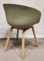 HAY About a chair AAC 23 NYTRUKKET i lys grønt stoff, ben i såpet eik, pent brukt