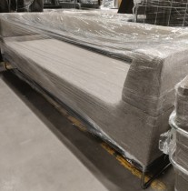 Loungesofa i lys beige fra LK Hjelle, Modell: Hal, 3seter sofa, 232cm bredde, design: Norway Says, NYTRUKKET