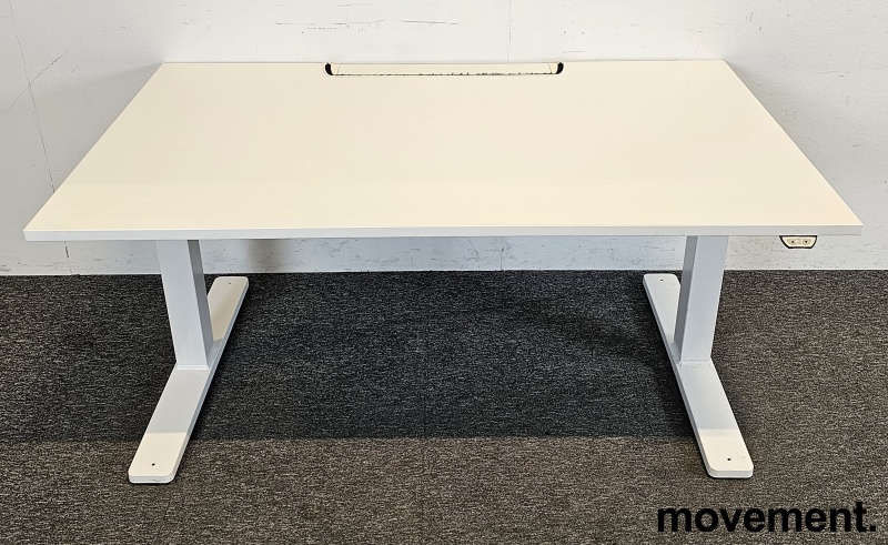 Kinnarps P-serie skrivebord med - 1 / 3