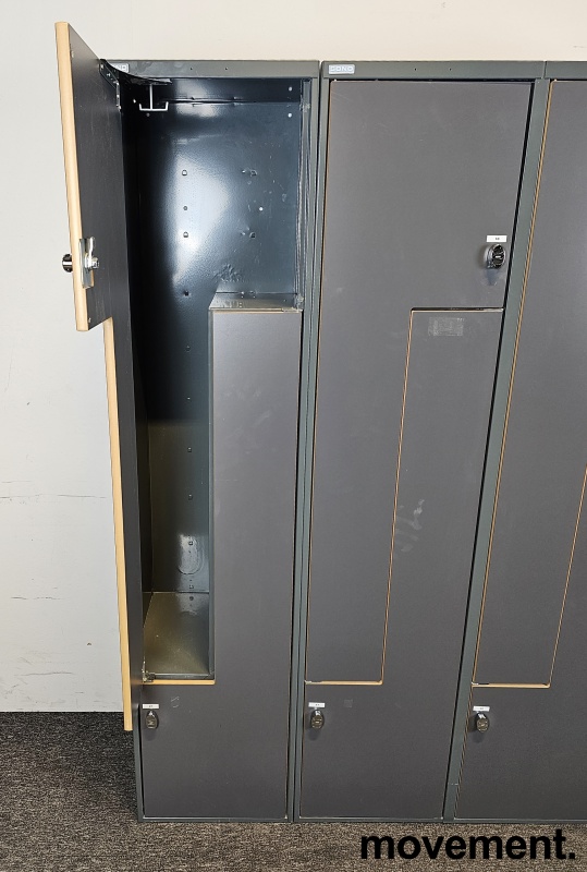 Solgt!Garderobeskap i stål med Z-dører i - 2 / 3