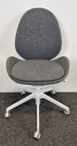 Kontorstol / konferansestol på hjul i grått / hvit fra IKEA, modell Hattefjäll, pent brukt