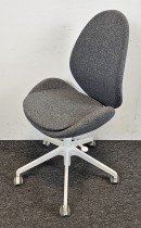 Kontorstol / konferansestol på hjul i grått / hvit fra IKEA, modell Hattefjäll, pent brukt
