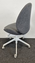 Kontorstol / konferansestol på hjul i grått / hvit fra IKEA, modell Hattefjäll, pent brukt