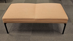 2-seter sofa / lounge i brunt / sort fra ForaForm, modell Senso, bredde 128cm, pent brukt