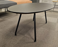 Loungebord i sort fra ForaForm, 140x70cm, høyde 50cm, pent brukt